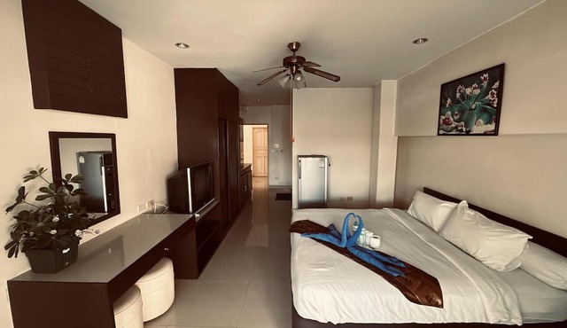 Navanakorn Aomsin Hotel near Big C Super in Khlong Luang