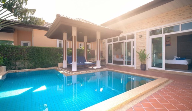 Rawai Private Villas - Pool and Garden