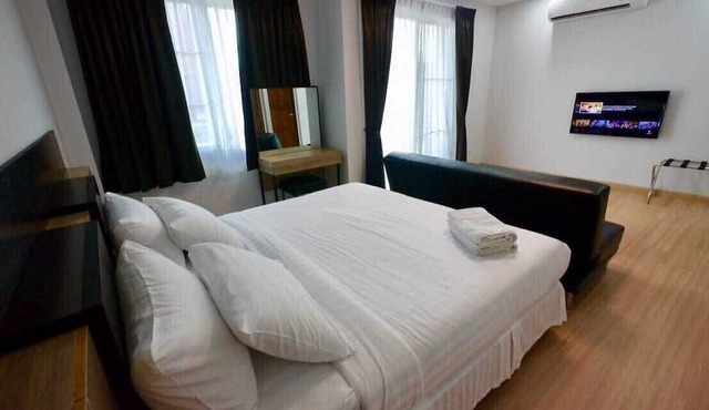 Basic Line Home in Chiang mai in the old Town, 4 Bed Rooms, 5 Bath Rooms, Kichen