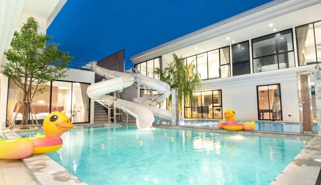 Modern. 2 Pools. 10BRS. Pool Huay Yai. PS5. Karoake in Bang Lamung