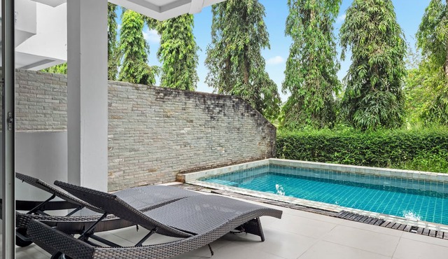 Golf view, pool villa. 5 Bed/Bath. 7 kms to Patong. Peaceful & private in Tambon Kathu