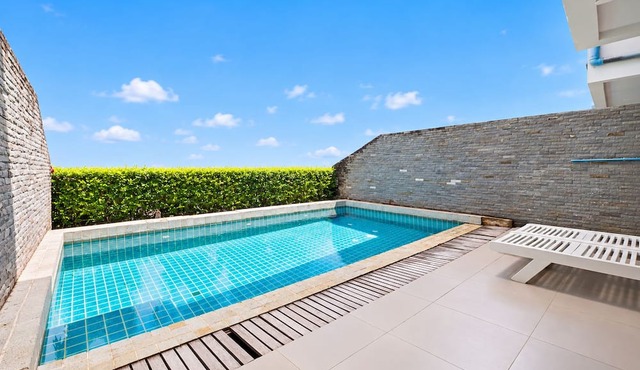 10 bedroom & bath. 2 pools villas for 28 guests. in Tambon Kathu