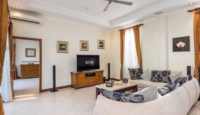 Luxury 2BR pool villa Pratamnak Soi5- 50m to beach