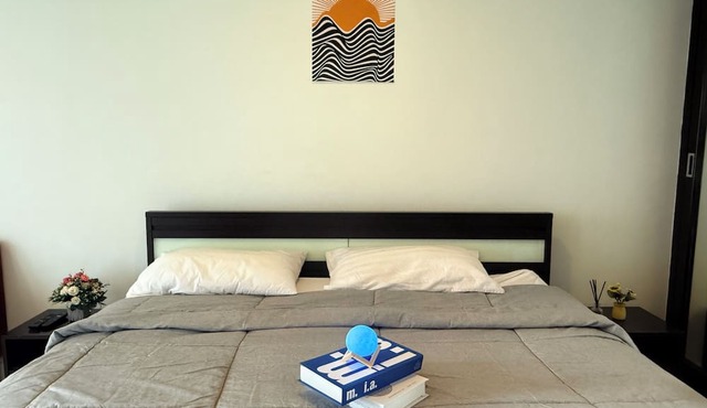 1BR Prime 250m to BTS Nana Pool, Gym, Fast WiFi