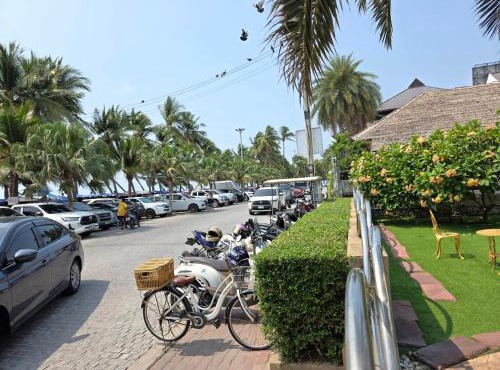 The beach bangsaen condo daily room Poolside in Ban Bang Saen (1)
