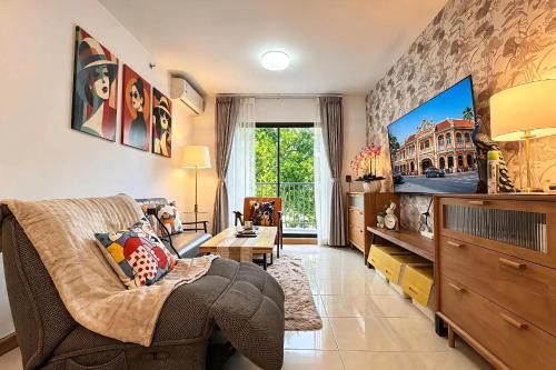 Bright 2BR - Pool, Gym & Rooftop Garden, Phuket Town Center