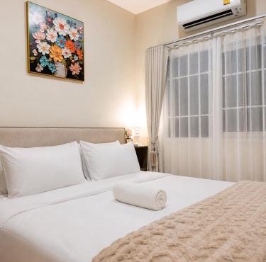 8 Bedroom Bangkok Family Home Sleeps 20 Near Safari World in Ban Bang Chan