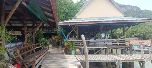 Phaluay seefood Motel in Koh Phaluai