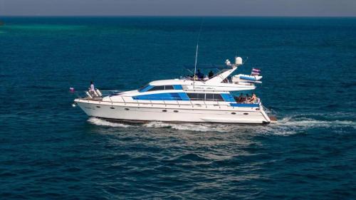 Staying on a yacht near Monkey Island in Pattaya