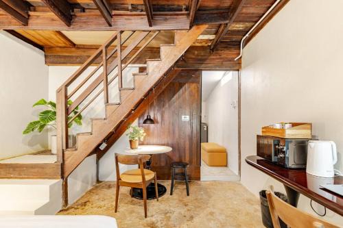 Cozy Wooden Home Kitchen&Washer 5 Min Wat Arun in Bangkok Yai