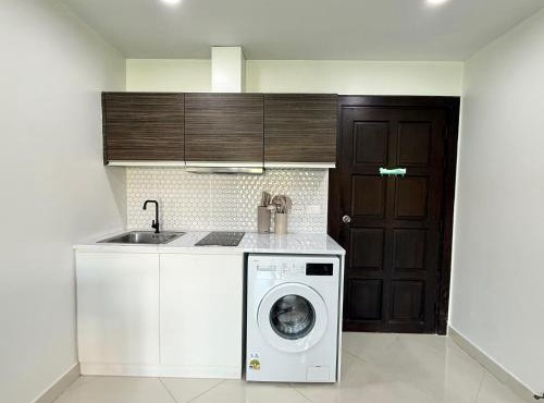 RENOVATED 1 Bedroom Condo in Park Lane in Pattaya