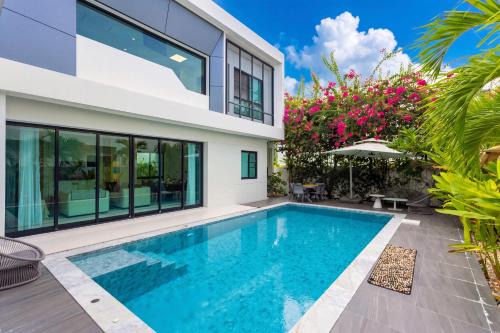 Private 4BR pool villa near central phuket in Ban Bang Khu