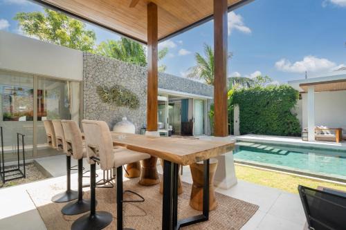 Family villa with Private swimming pool Phuket Free Airoport Pick up from 7 days in Ban Riang