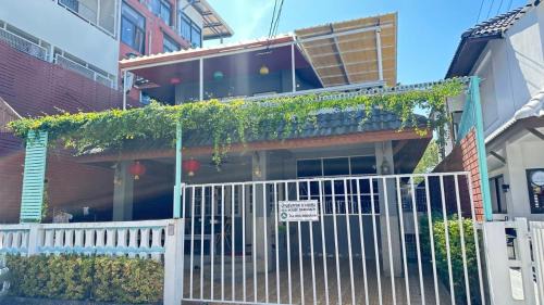 Sea House Bangsaen บ้านริมทะเล 1021 in Ban Thai Don (1)