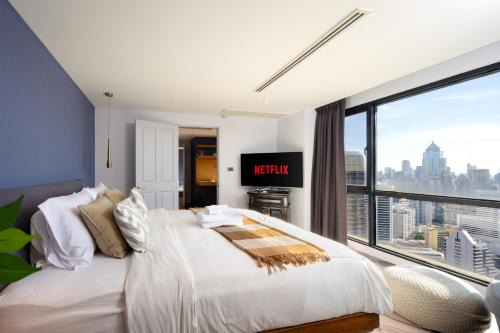 Penthouse KingBed: 5minBTS Balcony 1GbWiFi in Makkasan