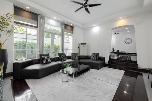 Thong Lo Modern Pool Villa In Center Of Bangkok in Bangkok