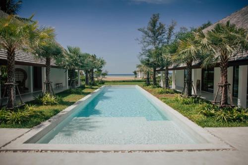 Villa Aditi 6BR Staffed Beachfront Villa in Amphoe Koh Samui