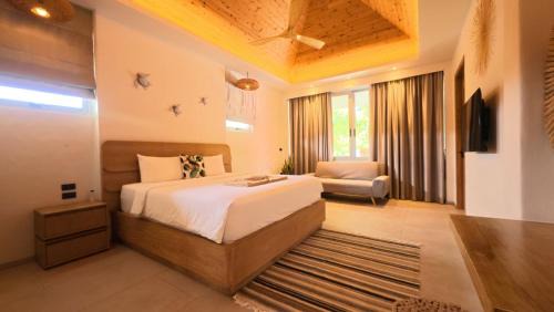 Modern Rustic 4 Bedrooms Villa, Short Walk the Beach Rawai & Yanui in Nai Harn Beach