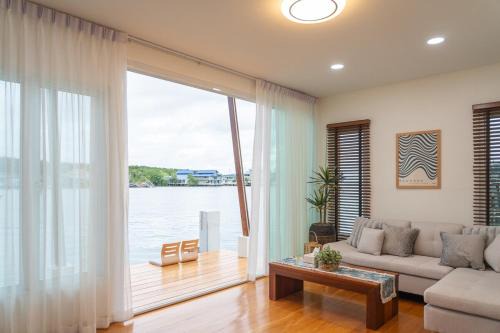 Water villa rayong in Ban Pak Nam Krasae