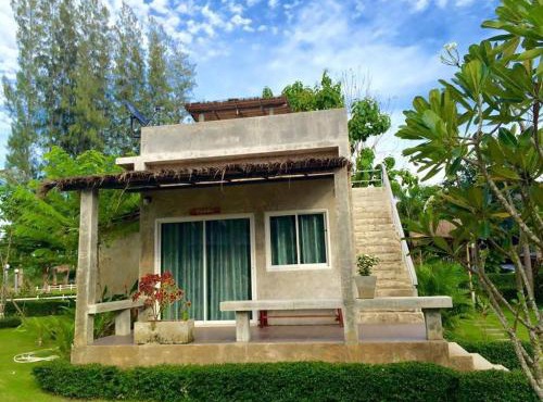 บ้านไร่แสงเดือน รีสอร์ท in Ban Kha